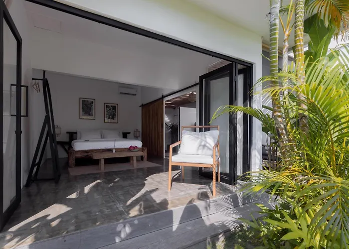 Villa Hola & Lofts