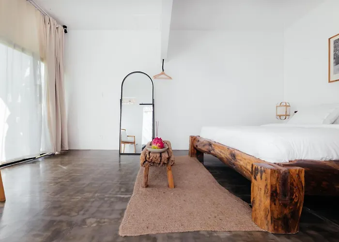 Villa Hola & Lofts *