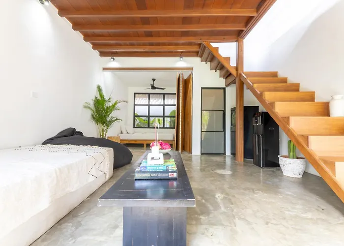 Hola & Lofts Villa Uluwatu (Bali)